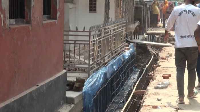 চাঁপাইনবাবগঞ্জে ড্রেন নির্মাণের সময় দেয়াল ধসে শ্রমিক নিহত