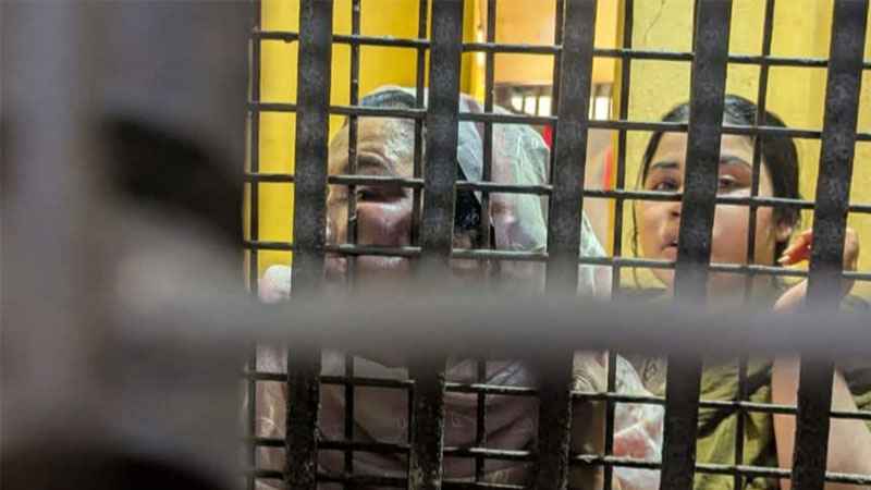 ঘুষের টাকা ফেরত চাওয়ায় কারাগারে গেল মা-মেয়ে