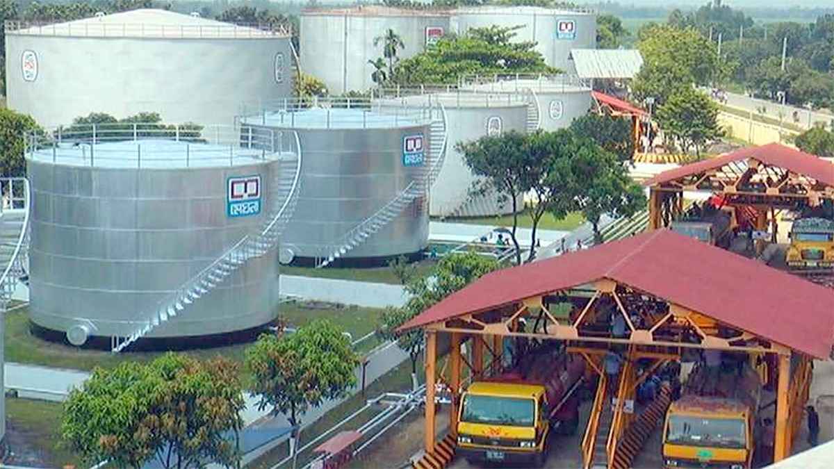 ৯ ঘণ্টা পর অবরোধ প্রত্যাহার, রংপুরের আট জেলায় তেল পরিবহন শুরু