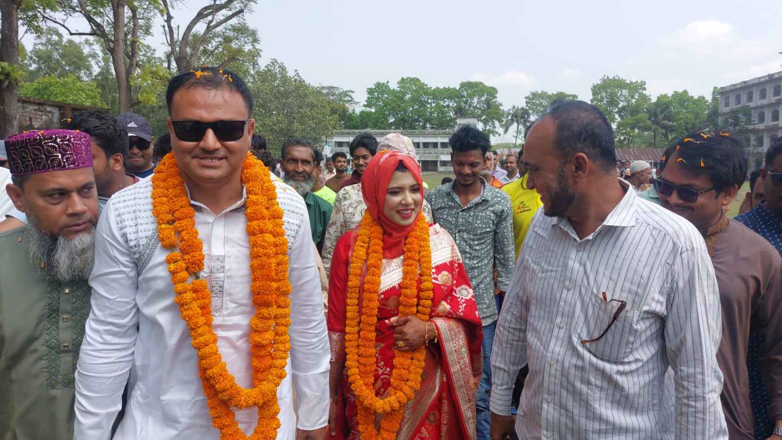 হেলিকপ্টারযোগে নববধূকে নিয়ে গ্রামে ফিরলেন বর