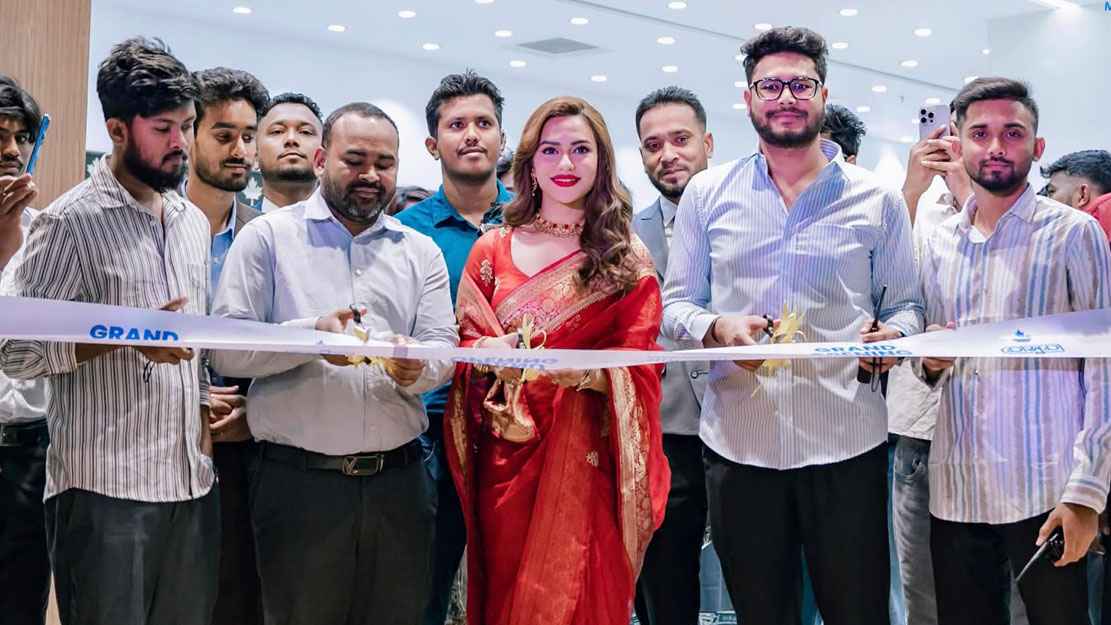 মৌসুমি লাইফস্টাইল মার্টের আউটলেট উদ্বোধন করলেন নুসরাত ফারিয়া