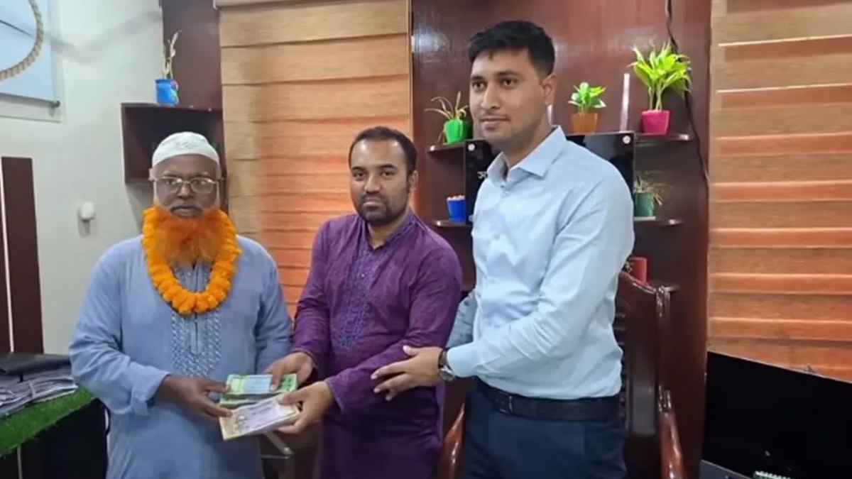 কুড়িয়ে পাওয়া দেড় লক্ষাধিক টাকা মাইকিং করে ফিরিয়ে দিলেন চা বিক্রেতা