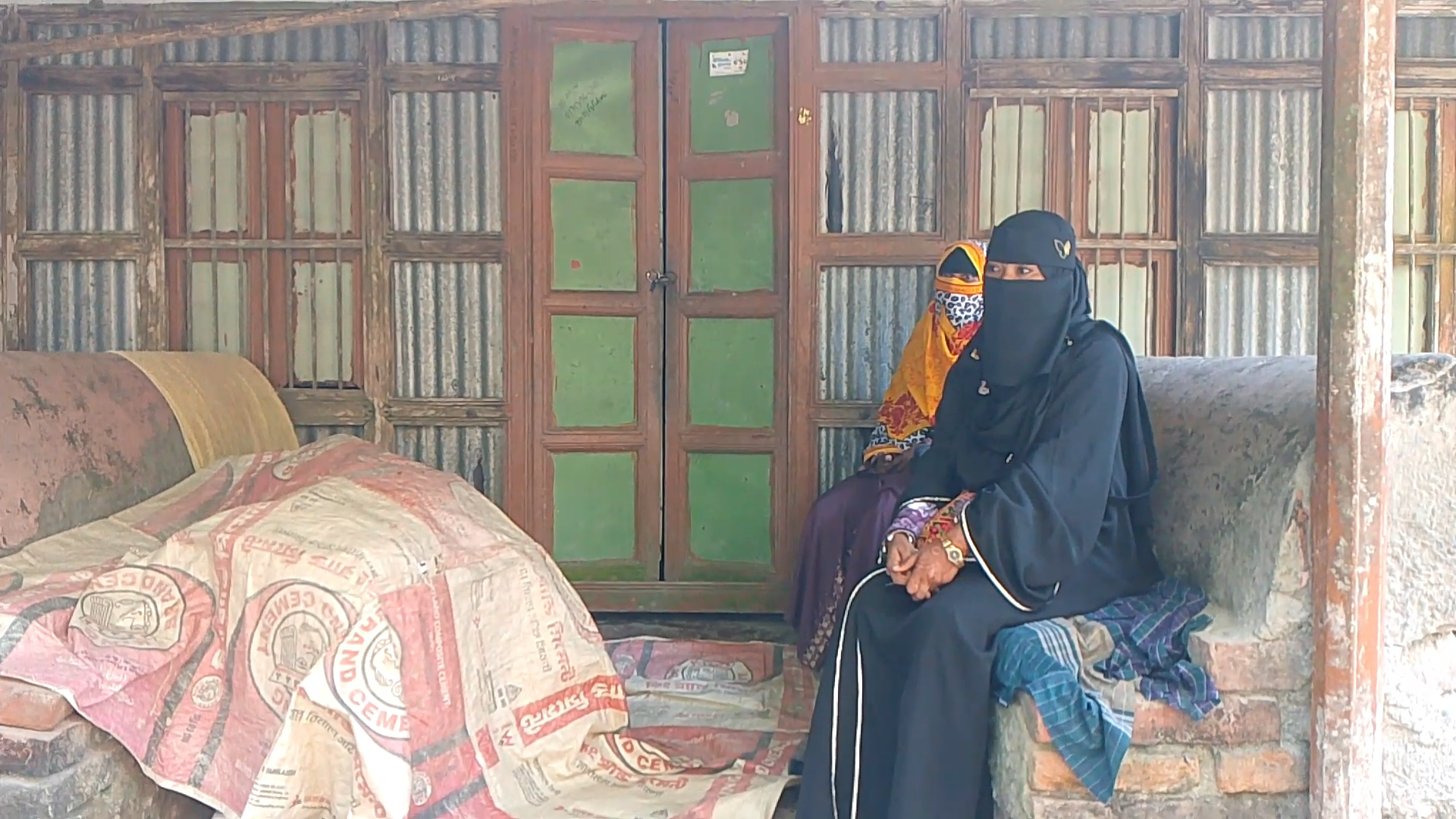 ভোলায় বাসর ঘর থেকে পালিয়ে গেলেন বর, তালাবদ্ধ ঘরের সামনে স্ত্রীর অনশন