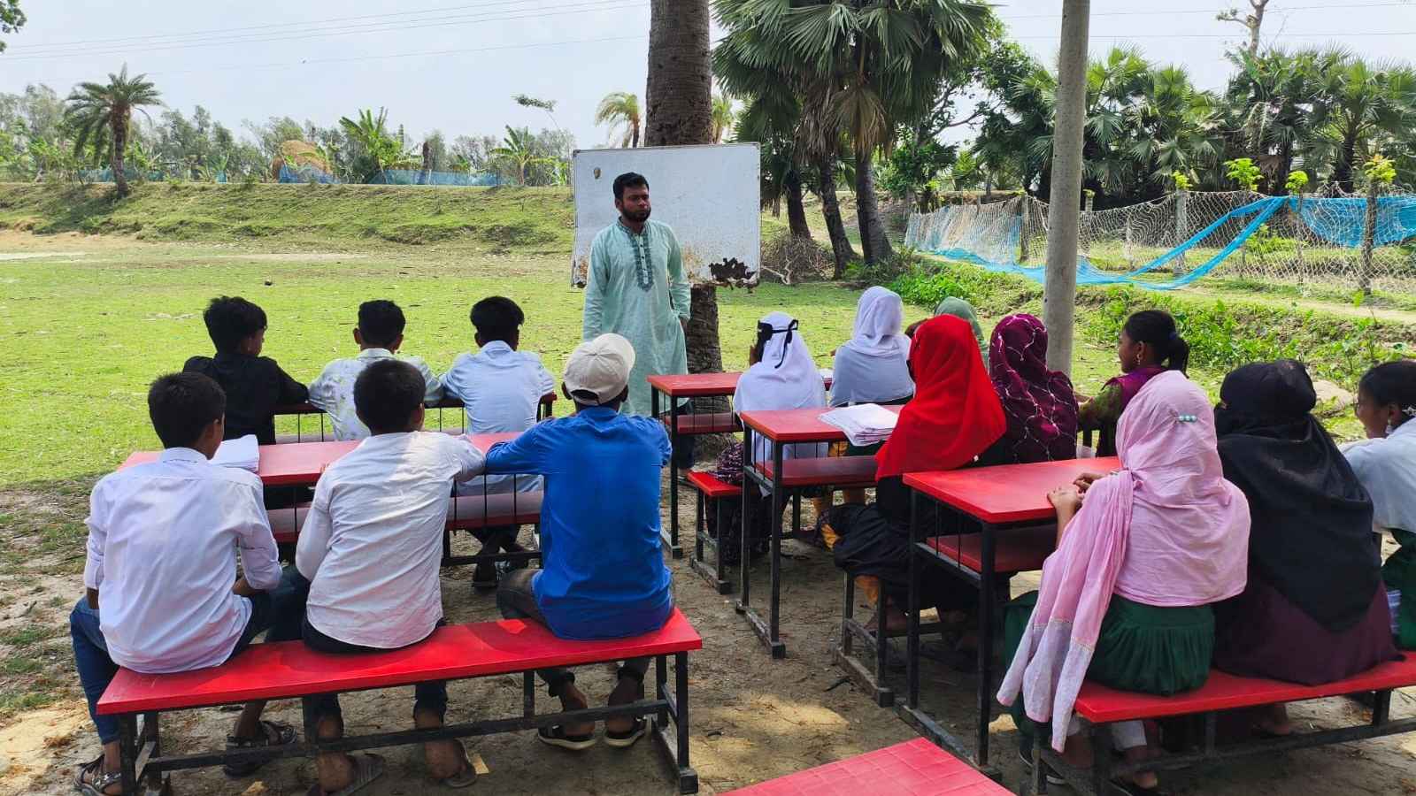 বরগুনায় ঝড়ে উড়ে গেছে বিদ্যালয়ের চাল, খোলা মাঠে পাঠদান