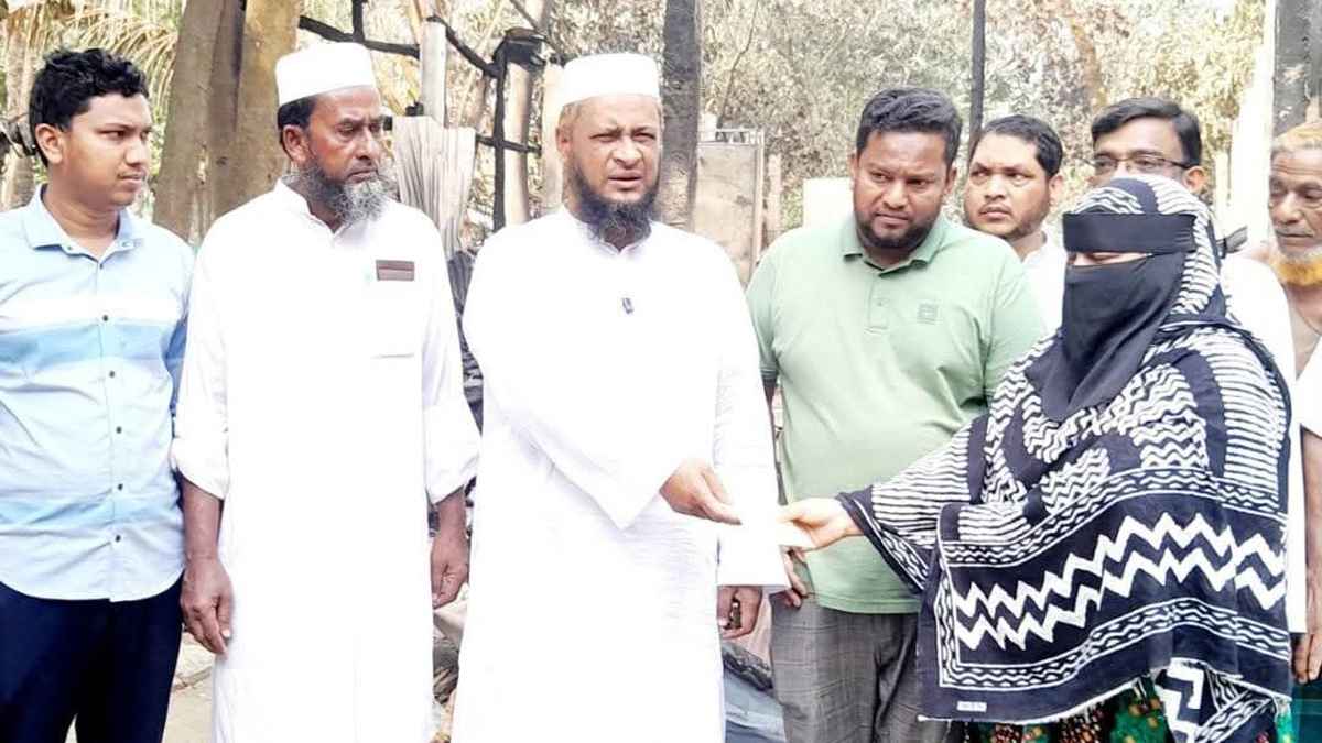 ফুলগাজী ও ছাগলনাইয়ায় আগুনে ক্ষতিগ্রস্ত পরিবারের পাশে জামায়াত