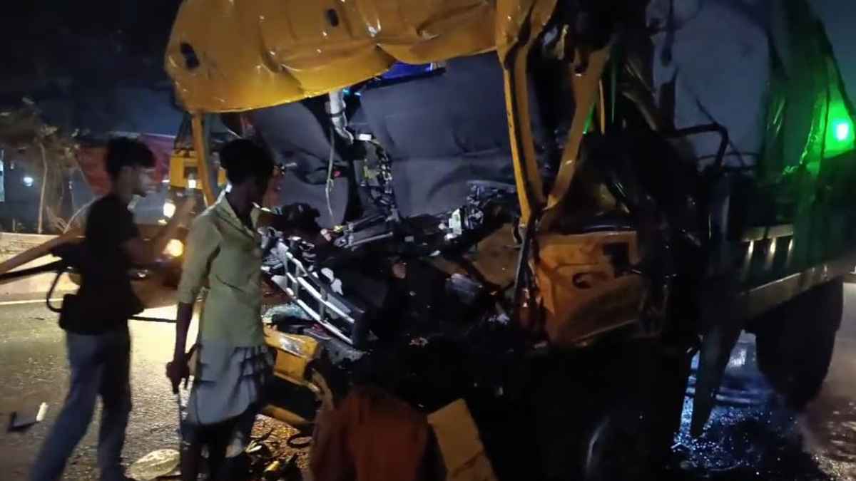 ফেনীতে কাভার্ডভ্যানের পেছনে ট্রাকের ধাক্কায় প্রাণ গেল চালকের