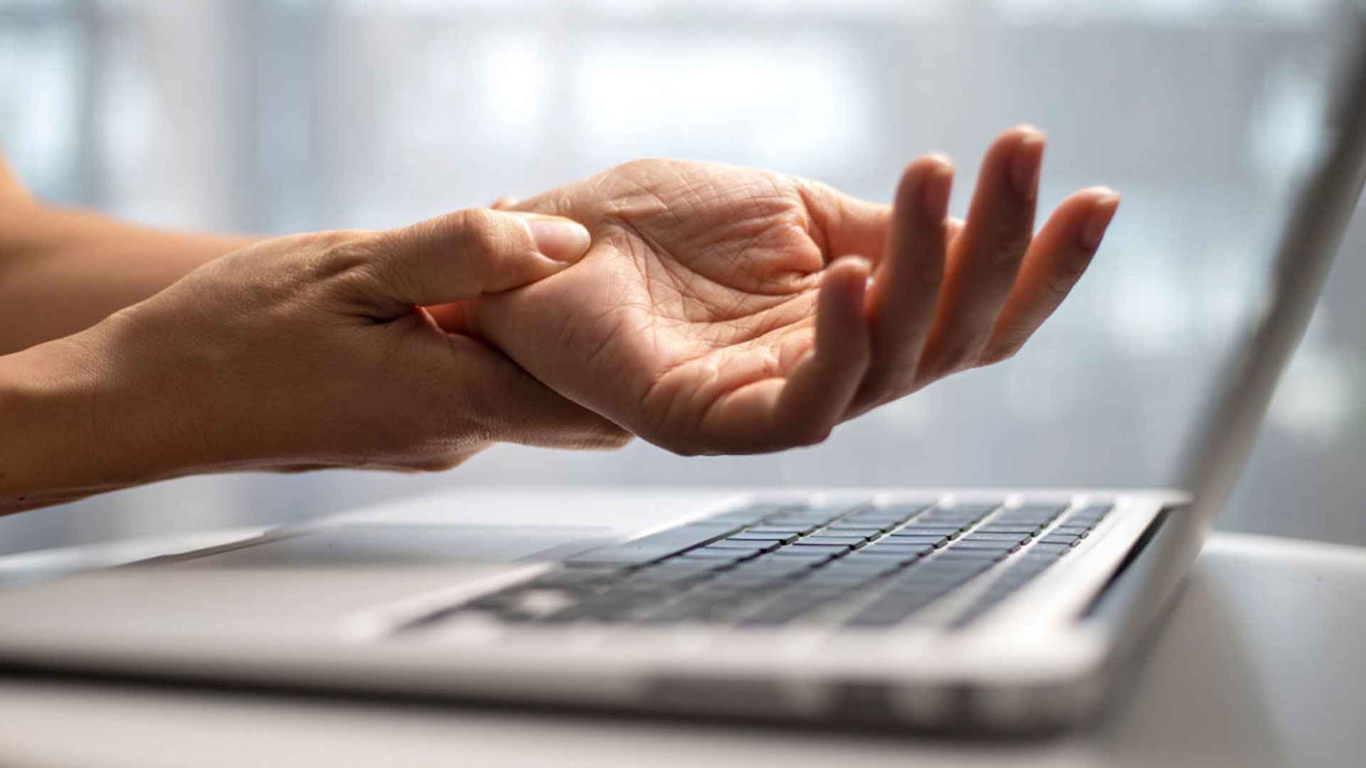 দীর্ঘক্ষণ ল্যাপটপে কাজ করে আঙুলে যন্ত্রণা, কী করবেন?