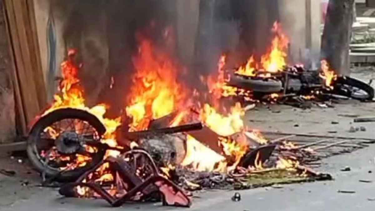 বালুঘাট দখল নিয়ে সংঘর্ষ: ছাত্রদল নেতার মোটরসাইকেল বহরে অগ্নিসংযোগ