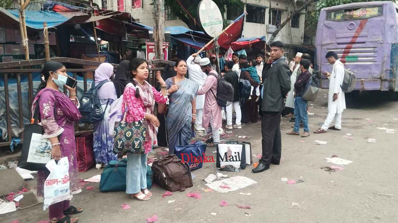 আজও নাড়ির টানে গ্রামে ছুটছেন অনেকে