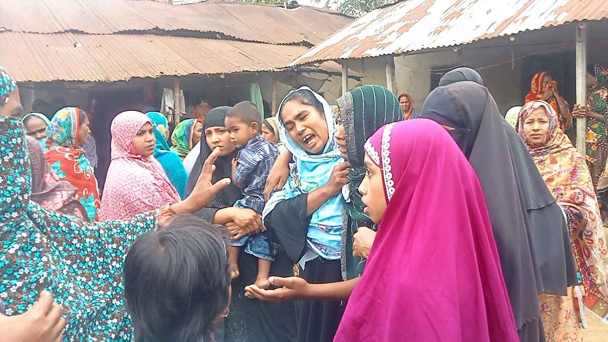 বাসের তেল ফুরিয়ে যাওয়ায় রেললাইনে বিশ্রাম, প্রাণ গেল ৫ জনের