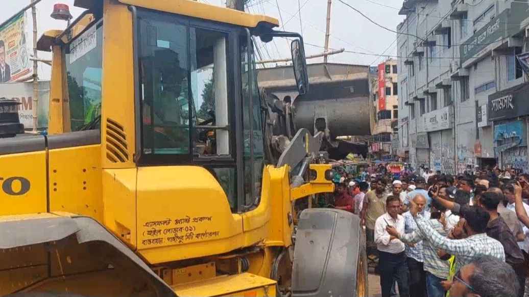 গাজীপুরে রেলক্রসিং দখল মুক্ত করতে গাসিকের অভিযান