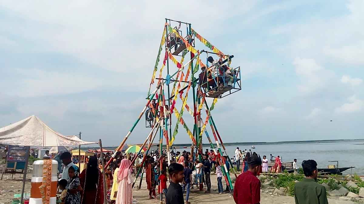 ব্রহ্মপুত্রের তীরে প্রকৃতির রূপে মাতোয়ারা দর্শনার্থীরা