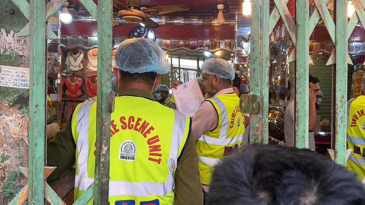 রাজধানীতে স্বর্ণ দোকানে চুরি, নিয়ে গেলো সিসিটিভি ফুটেজও