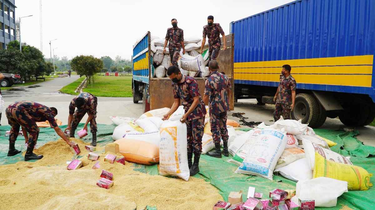 ট্রাকভর্তি তুষের বস্তা থেকে ভারতীয় কসমেটিকস জব্দ