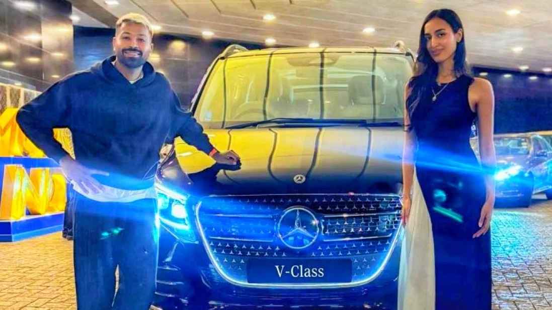 বান্ধবীকে ২ কোটি ২০ লাখ টাকার গাড়ি উপহার হার্দিকের