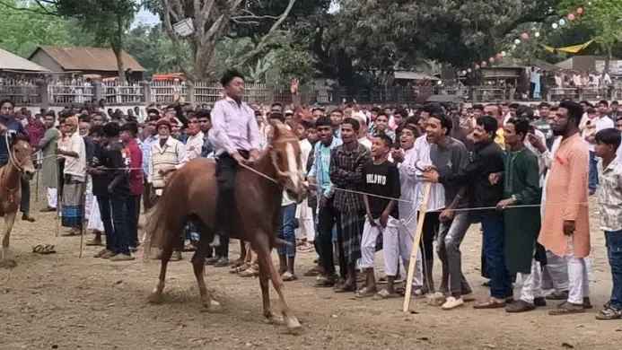 টাঙ্গাইলে ঈদের আনন্দে ঐতিহ্যবাহী ঘোড়দৌড় প্রতিযোগিতা
