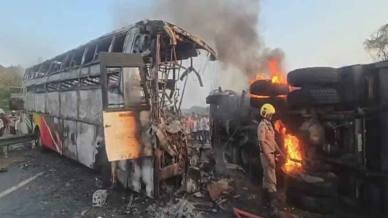 ভারতে বাস-লরির সংঘর্ষে ভয়াবহ অগ্নিকাণ্ড, নিহত ১৩