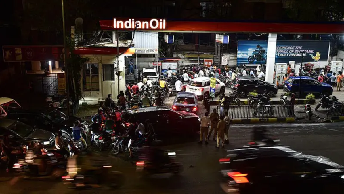 জ্বালানি সংকট: পেট্রোল-ডিজেলে শুল্ক কমাল ভারত