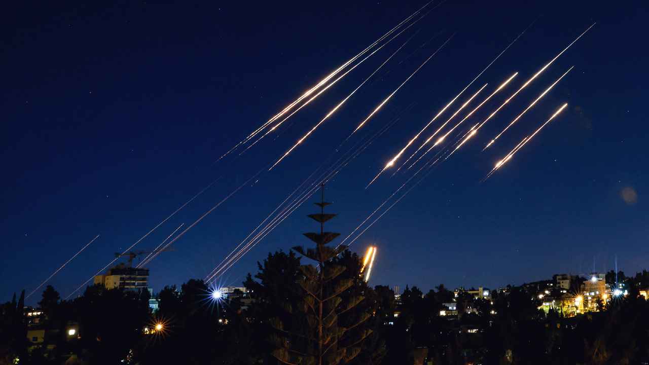 ইসরায়েলে ভয়াবহ ক্ষেপণাস্ত্র হামলা চালাচ্ছে ইরান