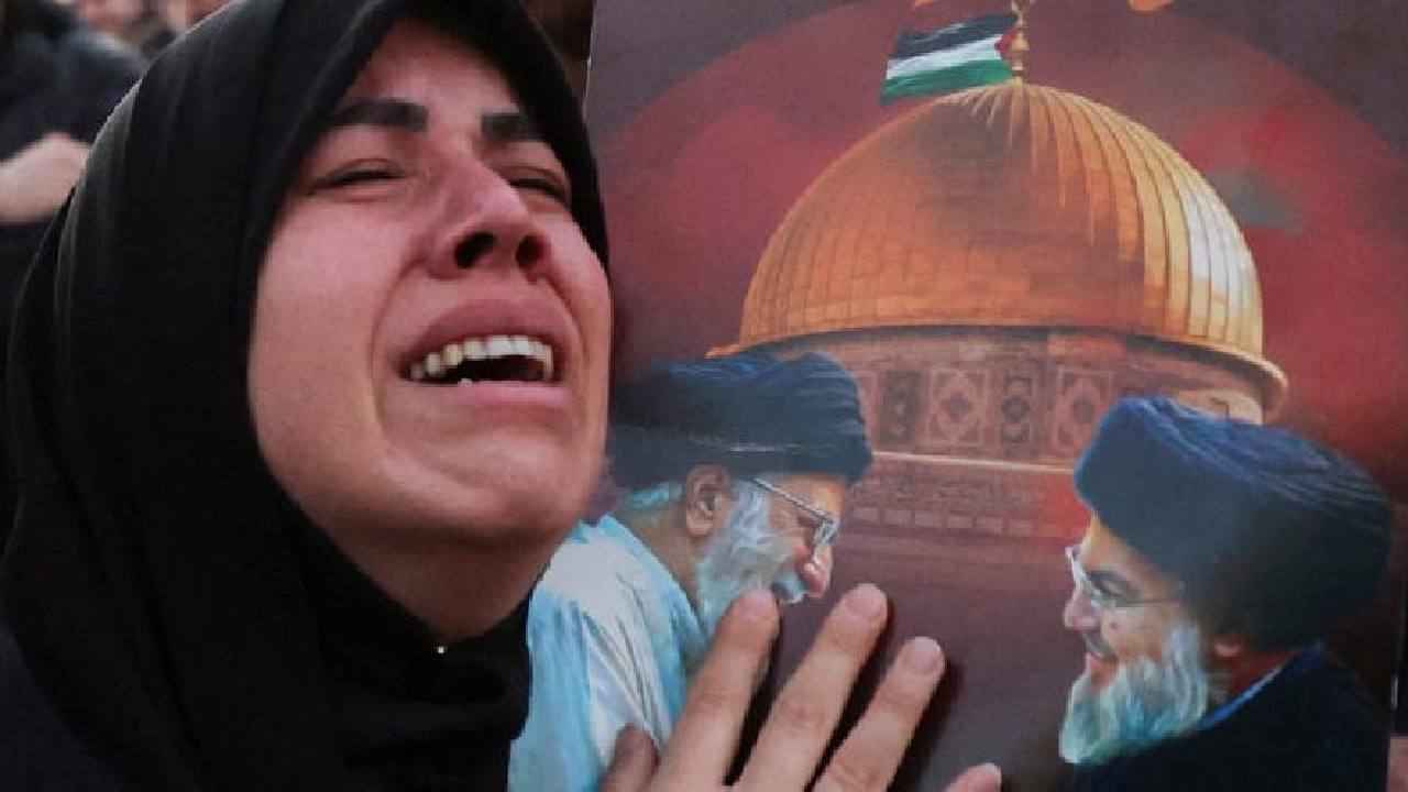 খামেনির ছবি হাতে রাস্তায় নারীরা