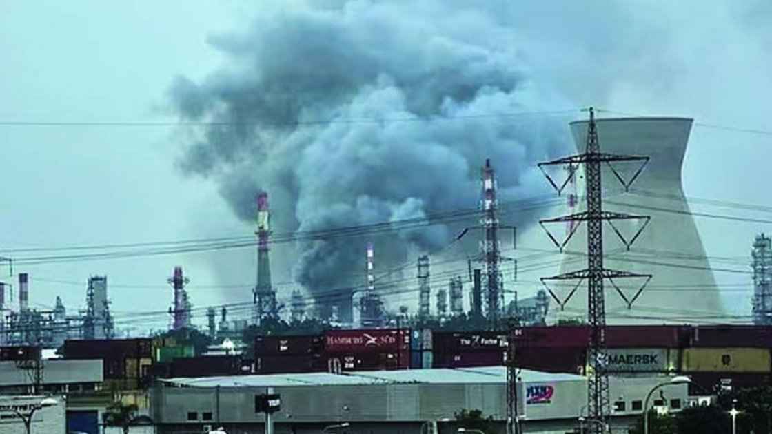 ইরানের হামলায় ইসরায়েলের তেল শোধনাগারে আগুন