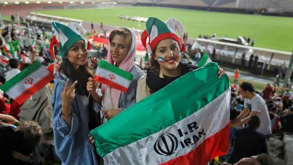 রক্তাক্ত দেশ, তবুও প্রতিকূলতা ছাপিয়ে মাঠে নামছে ইরান