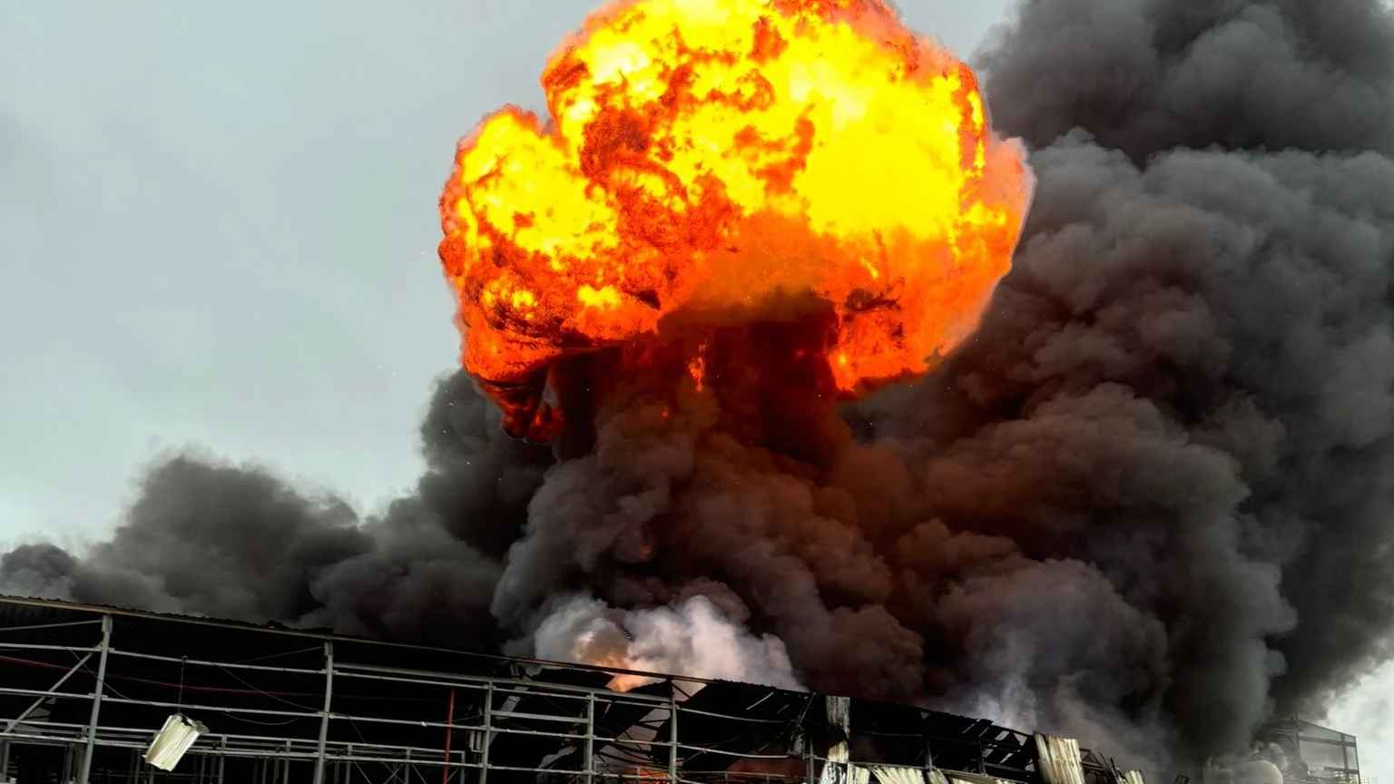 ইরানের হামলায় দিশাহারা ইসরায়েল, রাসায়নিক কারখানায় আগুন