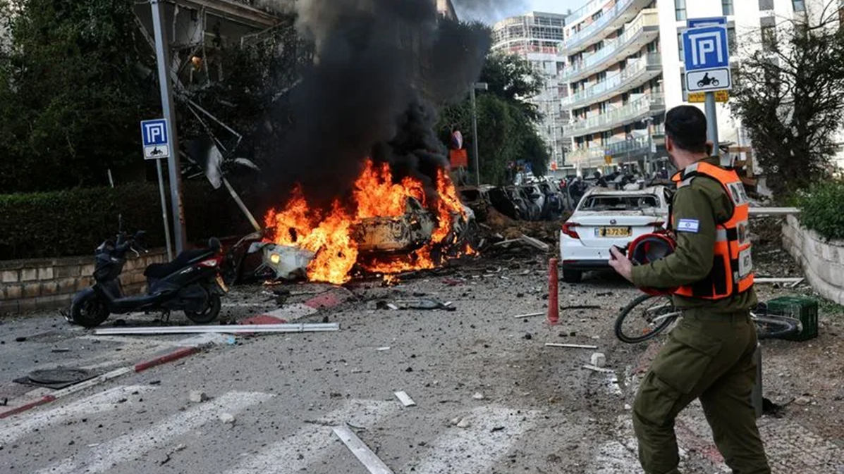 ইসরায়েলে ব্যাপক ক্ষেপণাস্ত্র হামলা; ট্রাম্পকে তেহরানের বিদ্রূপ