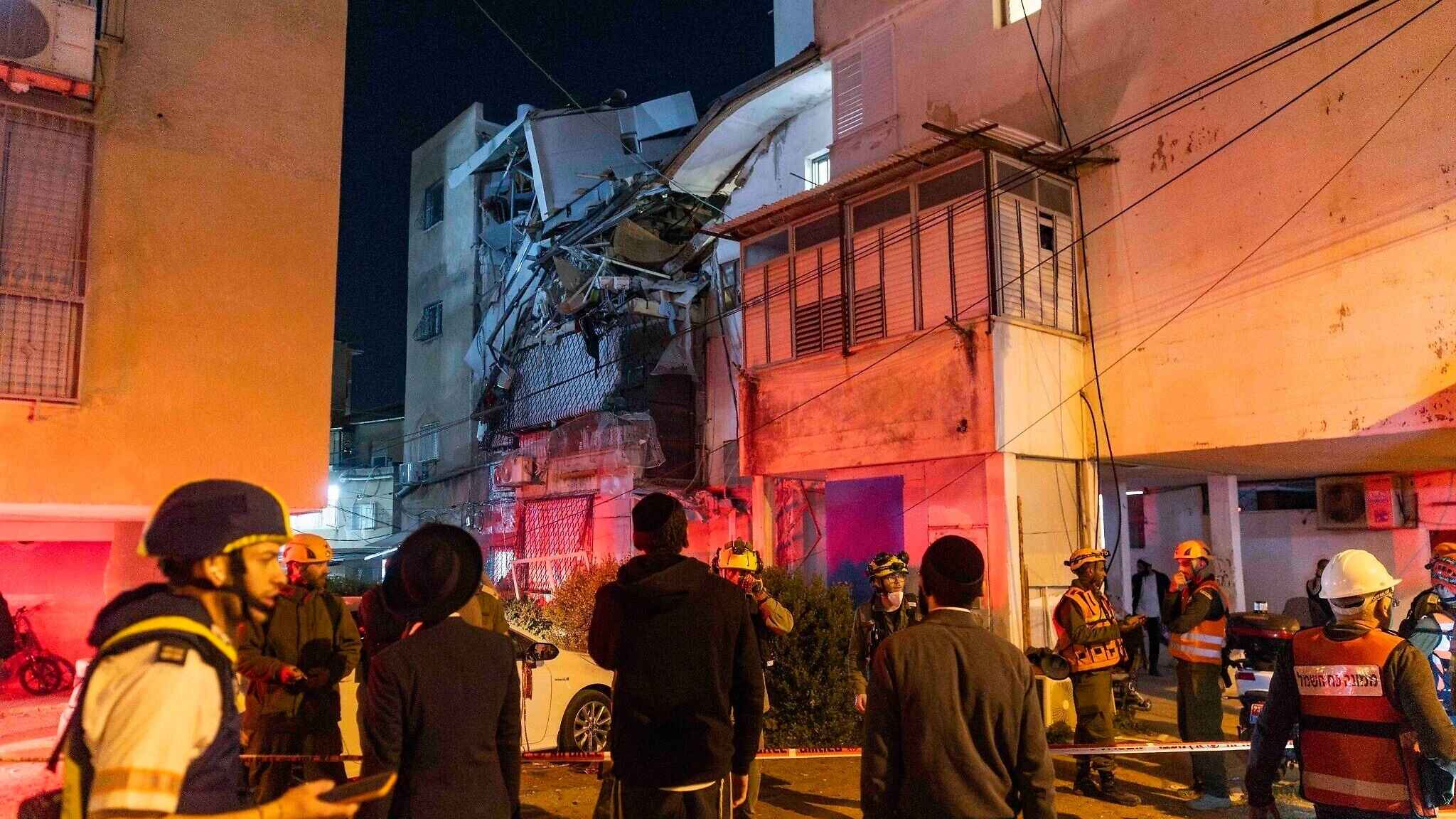 ইসরায়েলের মধ্যাঞ্চলে ইরানের ক্ষেপণাস্ত্র হামলায় বহু হতাহত