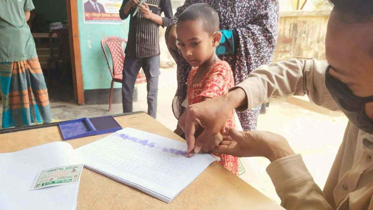 সরিষাবাড়ীতে অপ্রাপ্তবয়স্কদের টিপসইয়ে ভিজিএফ চাল বিতরণ: নেপথ্যে কারা?