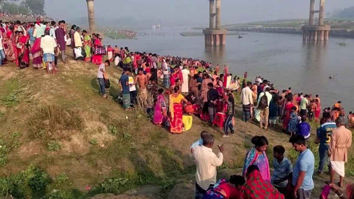 জামালপুরে ব্রহ্মপুত্র নদে হিন্দু পুণ্যার্থীদের অষ্টমী স্নান