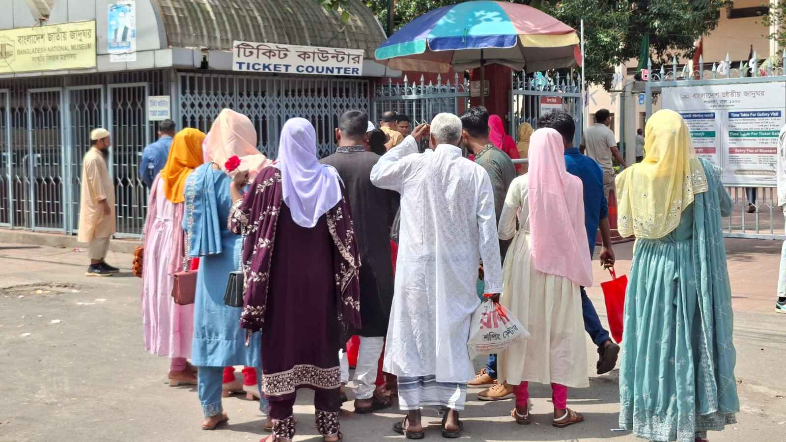 দর্শনার্থীদের ভিড়ে মুখর জাতীয় জাদুঘর, শিশুদের উপস্থিতি বেশি