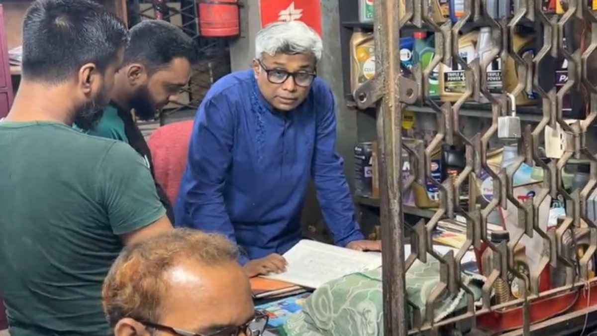 যশোরের ২ ফিলিং স্টেশনে প্রতিমন্ত্রীর আচমকা পরিদর্শন