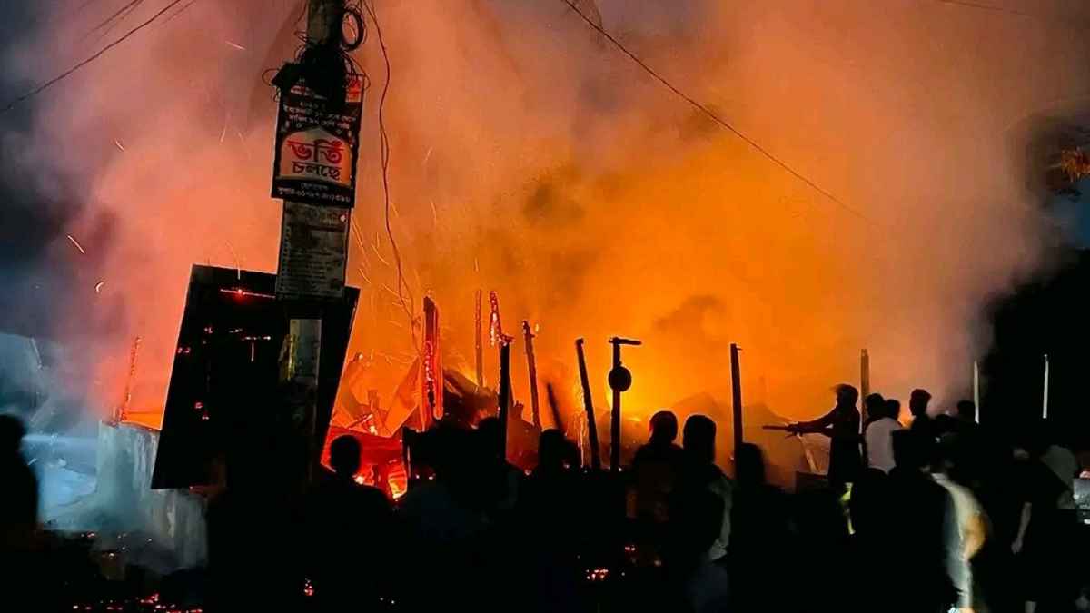 ঝালকাঠিতে মাঝরাতে আগুনে পুড়ে ৬ দোকান ছাই