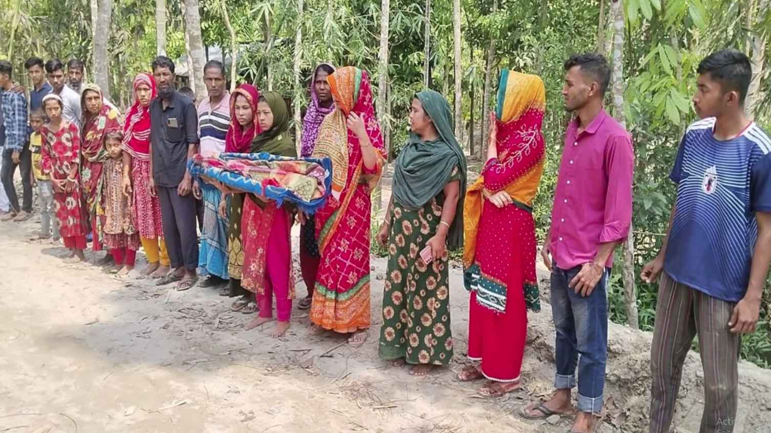 শিশুর লাশ নিয়ে মায়ের মানববন্ধন