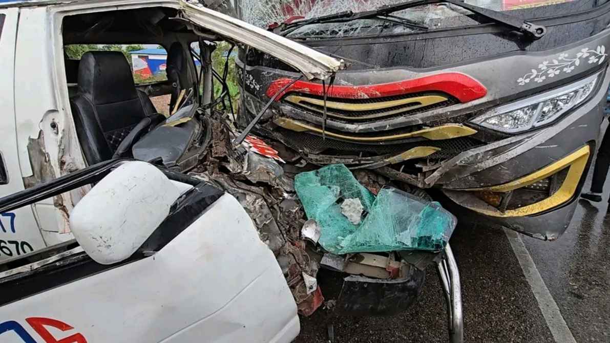 ঝালকাঠিতে বাসের সঙ্গে সংঘর্ষে দুমড়েমুচড়ে গেল অ্যাম্বুলেন্স