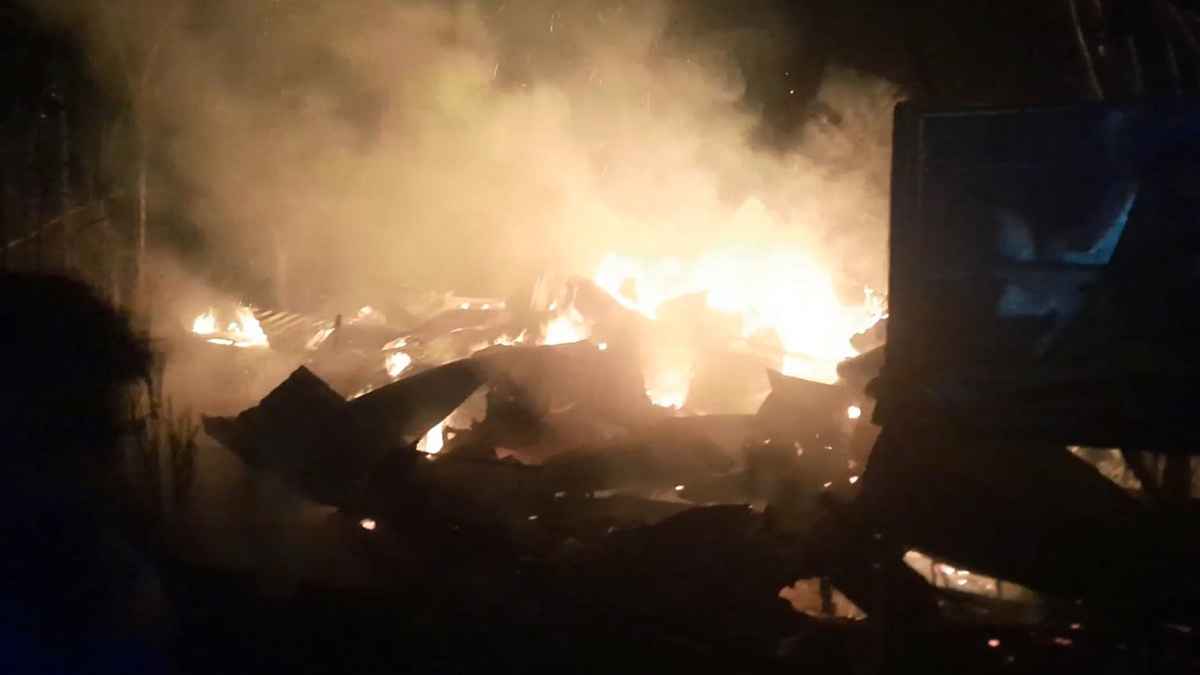 ঝিনাইদহে আগুনে পুড়ে ছাই রেস্টুরেন্ট, ১ ঘণ্টার চেষ্টায় নিয়ন্ত্রণে