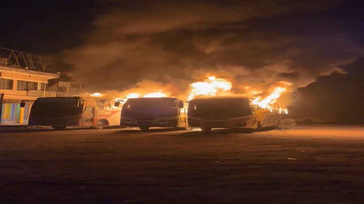 ঝিনাইদহ টার্মিনালে দাঁড়িয়ে থাকা ৩ বাসে আগুন