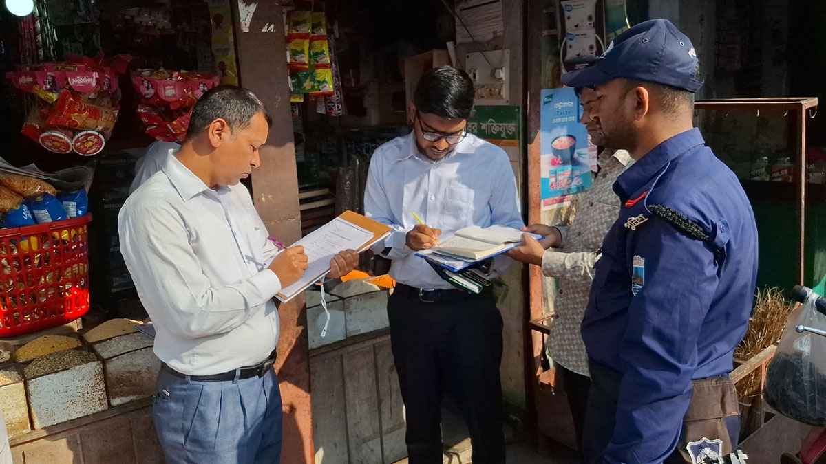 জয়পুরহাটে বাজার স্থিতিশীল রাখতে ভ্রাম্যমাণ আদালতের অভিযান