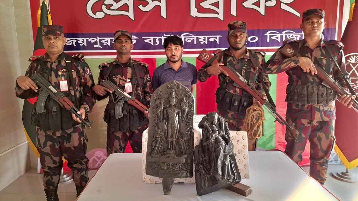 ভারতে পাচারের সময় কষ্টিপাথরের দুটি মূর্তি উদ্ধার, পাচারকারী আটক
