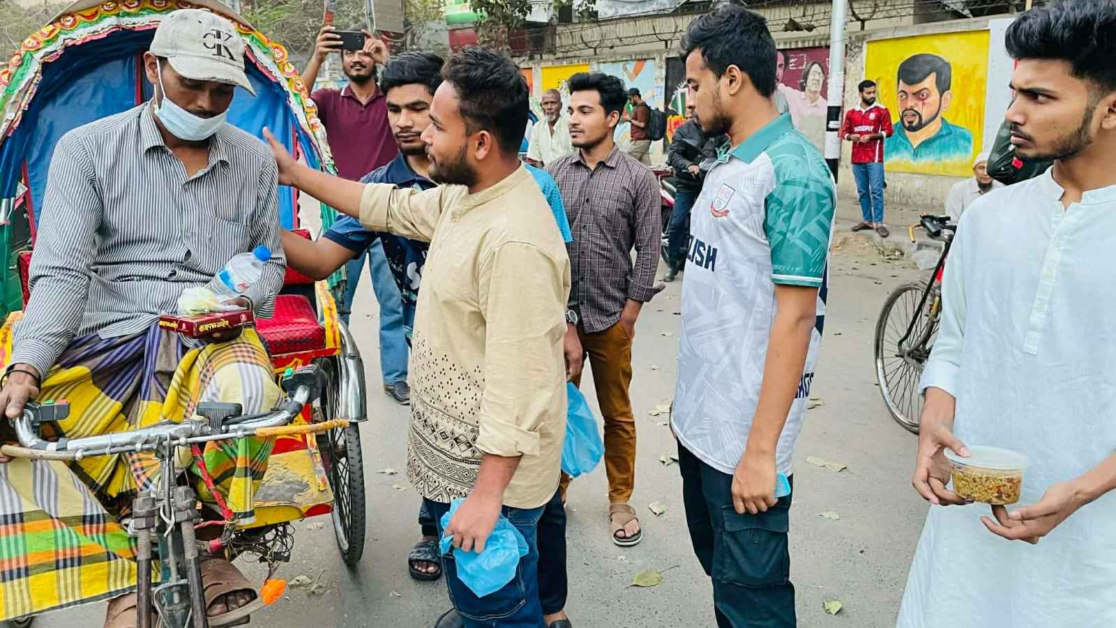 অসহায়দের মুখে হাসি ফোটাতে জবি ছাত্রদল নেতা তামাসুলের খাবার বিতরণ