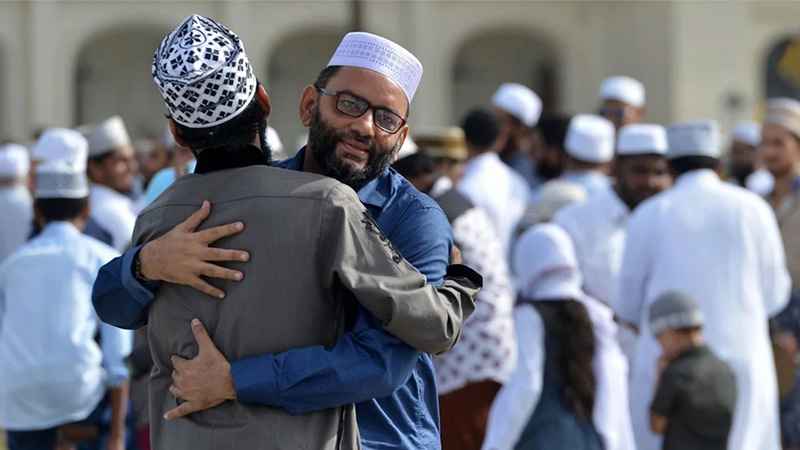 কোলাকুলি-সেলফিতে আনন্দের সাগর