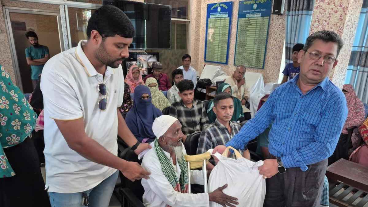 খাগড়াছড়ি প্রেসক্লাব দরিদ্র মাঝে ইফতার সামগ্রী বিতরণ