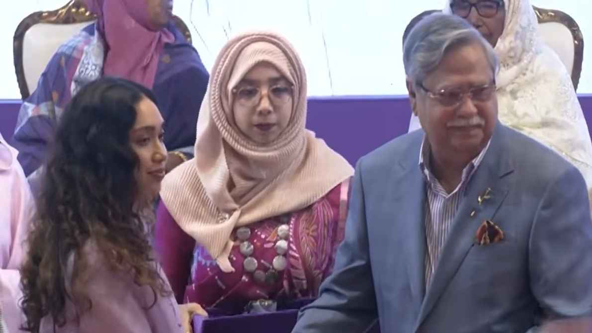 দাদী খালেদা জিয়ার পক্ষে অদম্য নারীর পুরস্কার নিলেন জাইমা রহমান