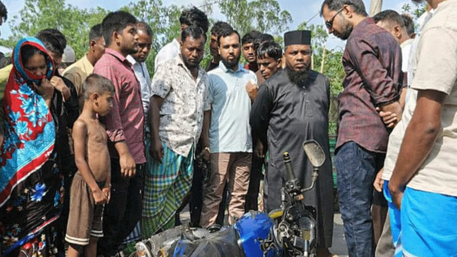 বেপরোয়া গতিতে চালাচ্ছিলেন বাইক, পিকআপের চাপায় প্রাণ গেল ৩ বন্ধুর