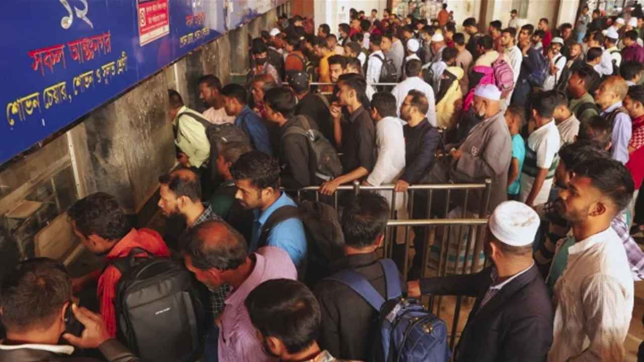 চারদিকে শুধু মানুষ আর মানুষ, ঈদের ‘আসল ভিড়’ দেখছে কমলাপুর