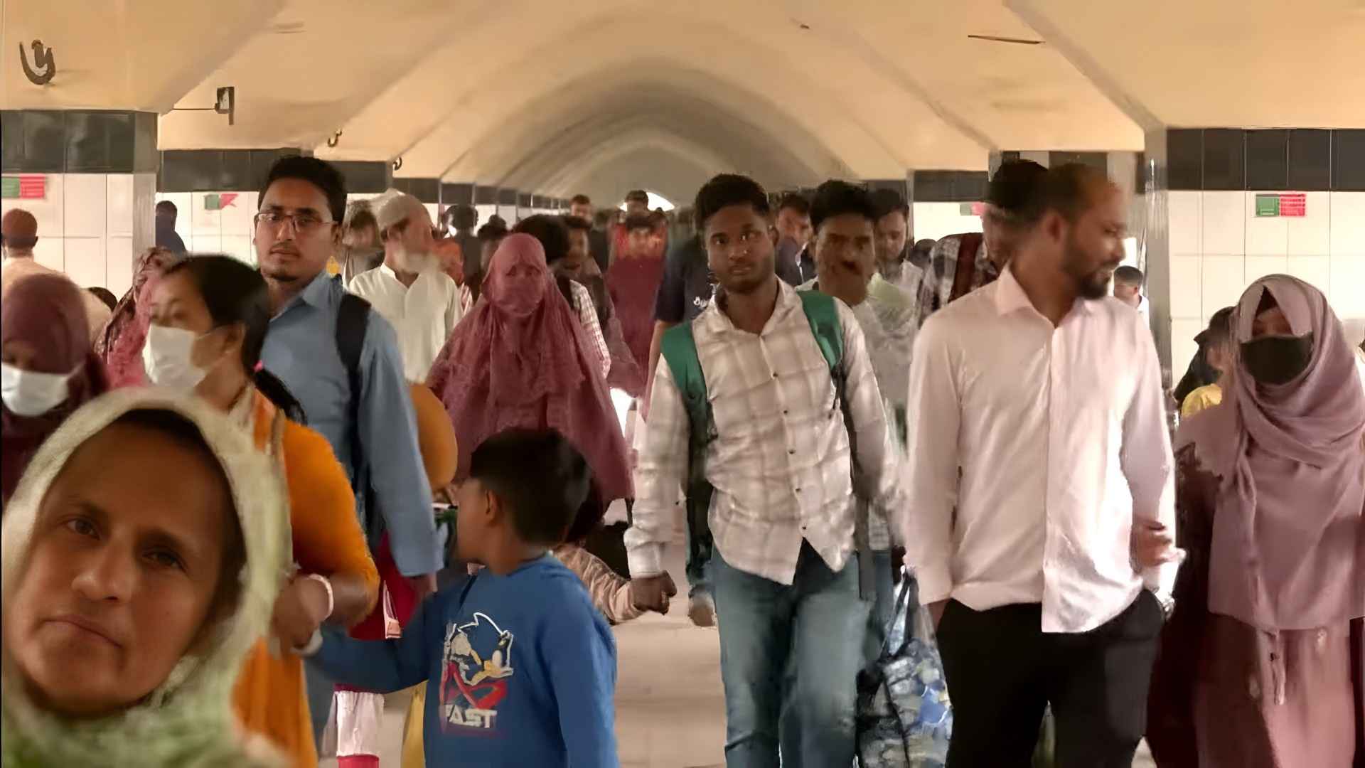 ঈদের ছুটি শেষে কমলাপুরে কর্মজীবীদের স্রোত