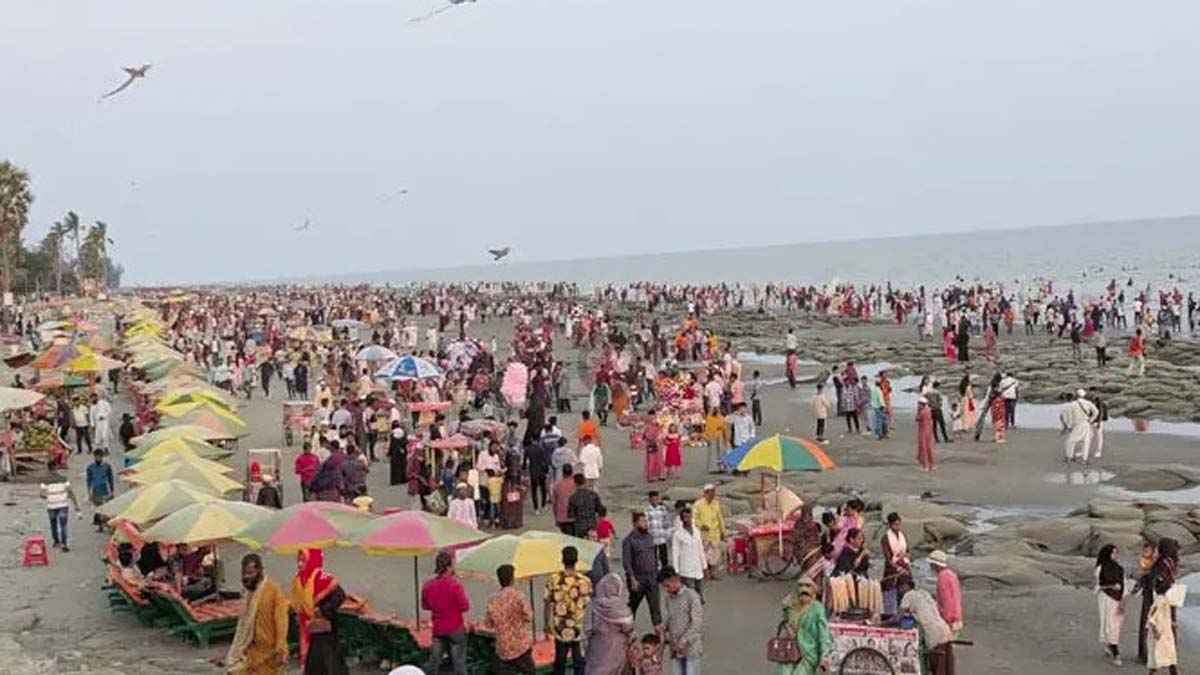 সমুদ্র দর্শনে কুয়াকাটায় পর্যটকের ঢল