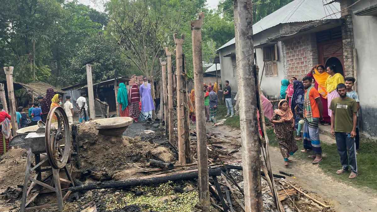 কুষ্টিয়ায় আগুনে পুড়ল কৃষকের ঘর, অগ্নিদগ্ধ ২