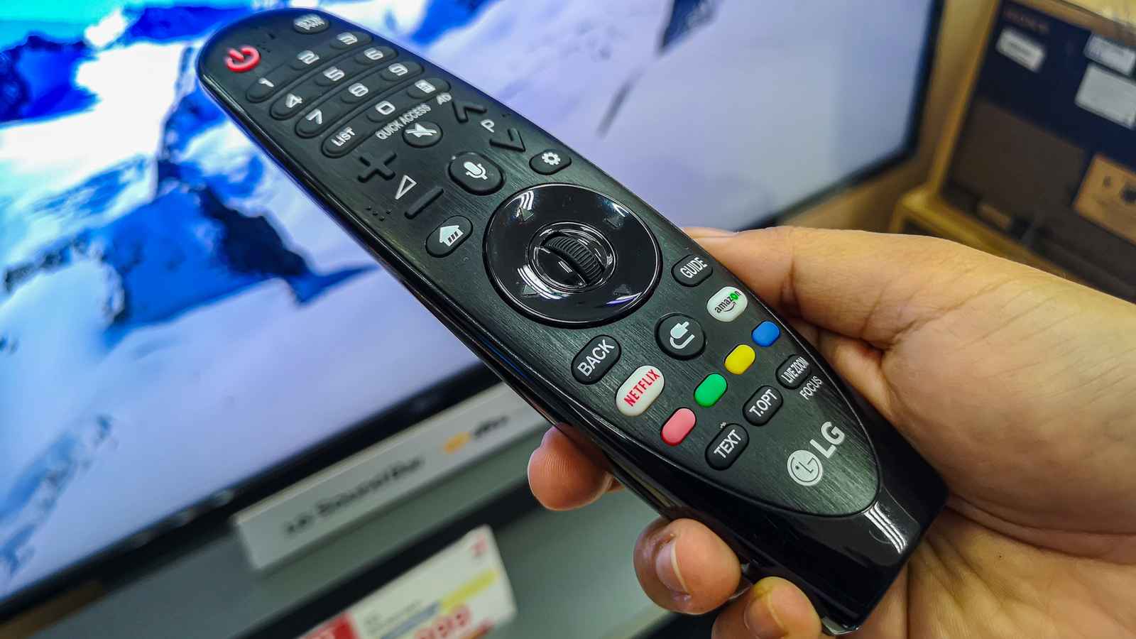 টিভির রিমোটে বিভিন্ন রঙের বাটন থাকে কেন?